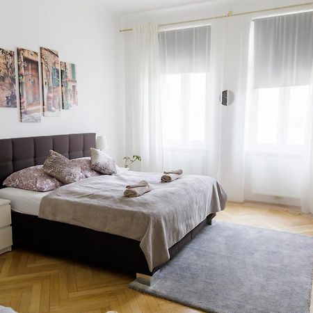 Moonlight Apartment With Porch Near Schoenbrunn And Westbahnhof เวียนนา ภายนอก รูปภาพ