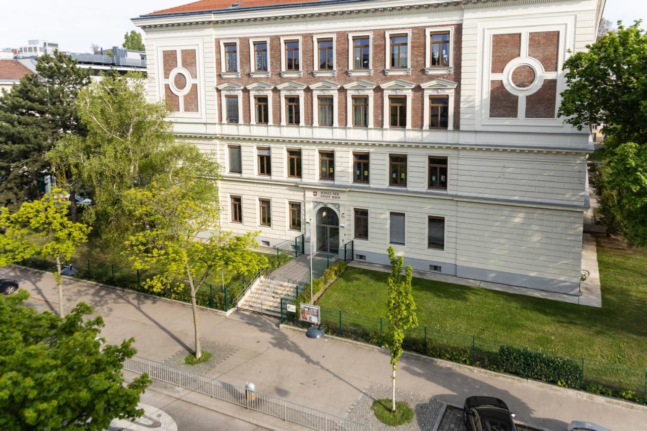 Moonlight Apartment With Porch Near Schoenbrunn And Westbahnhof เวียนนา ภายนอก รูปภาพ