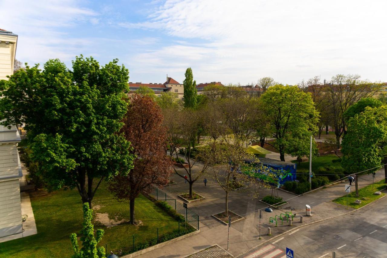Moonlight Apartment With Porch Near Schoenbrunn And Westbahnhof เวียนนา ภายนอก รูปภาพ