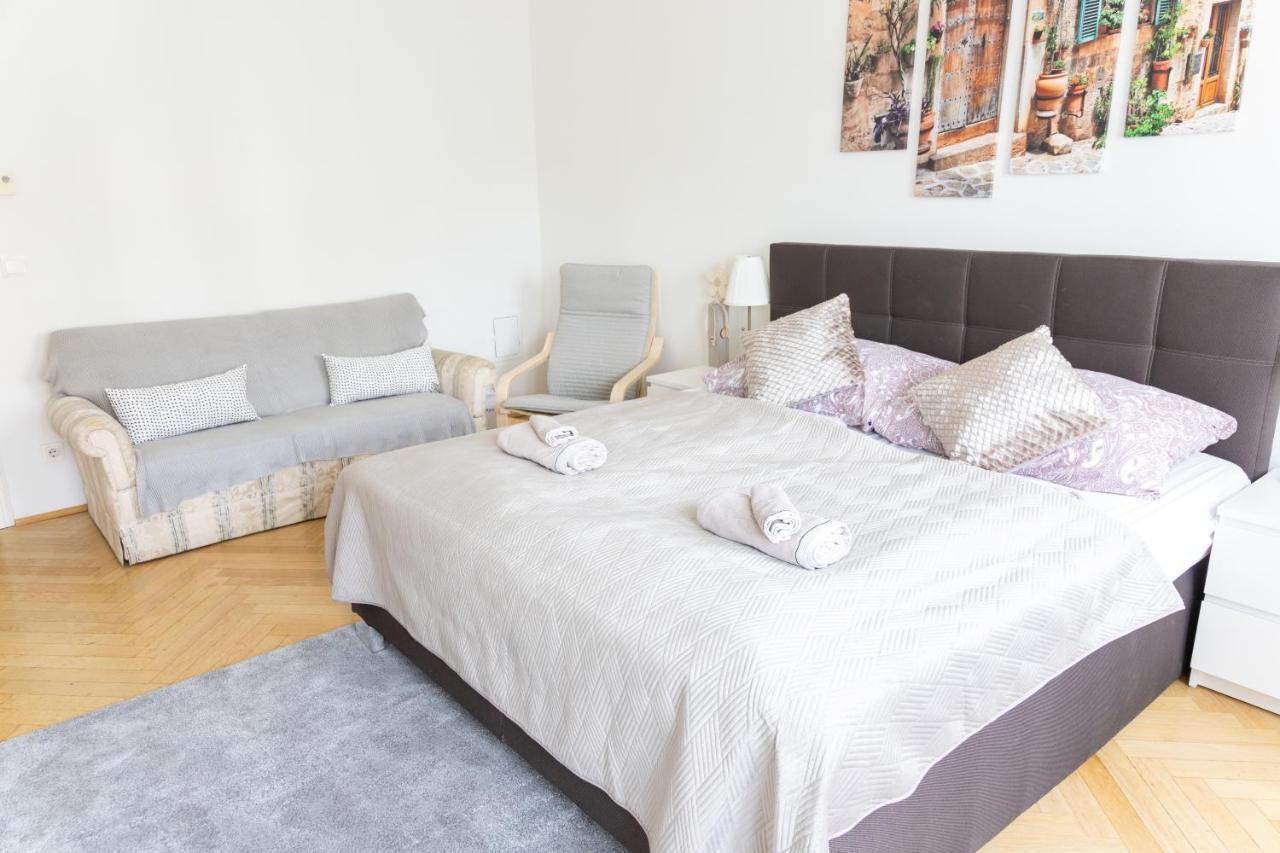 Moonlight Apartment With Porch Near Schoenbrunn And Westbahnhof เวียนนา ภายนอก รูปภาพ