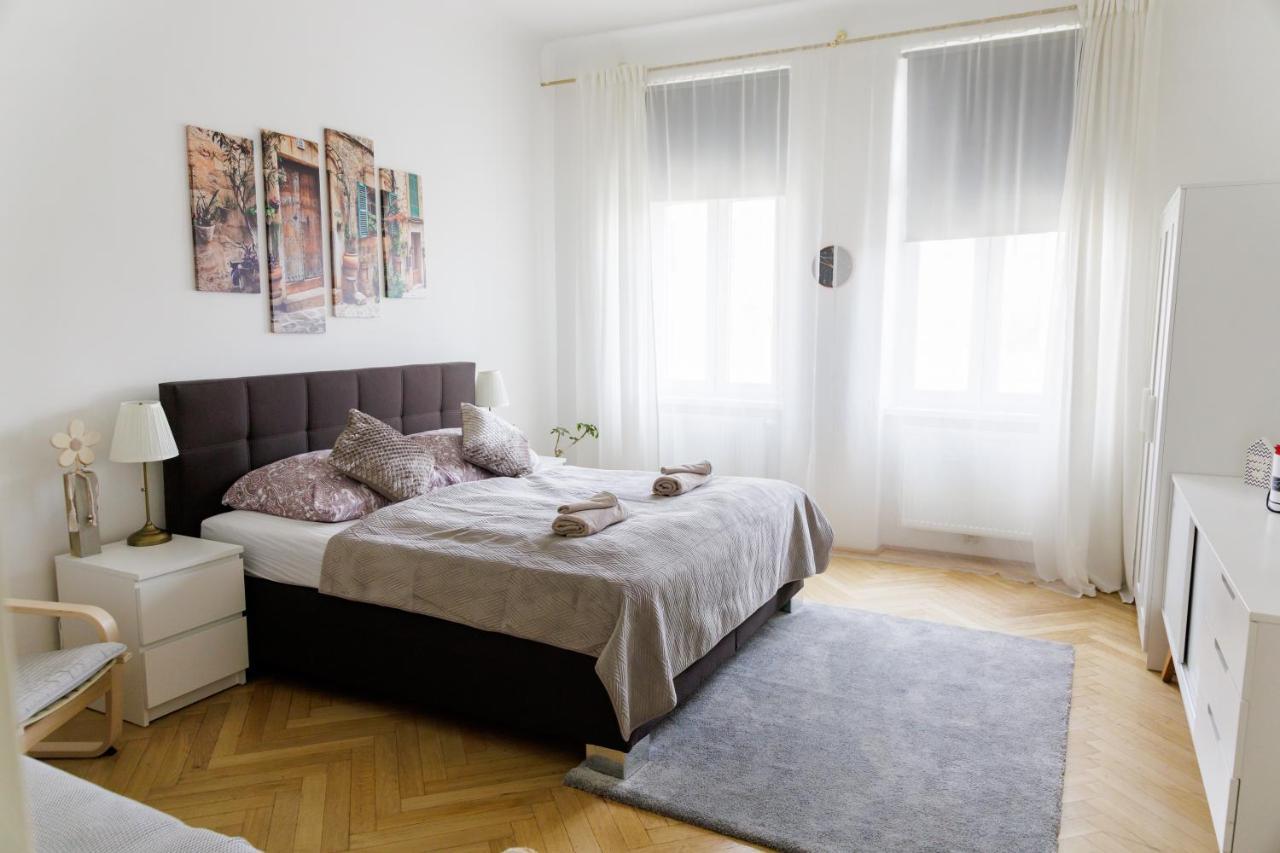 Moonlight Apartment With Porch Near Schoenbrunn And Westbahnhof เวียนนา ภายนอก รูปภาพ