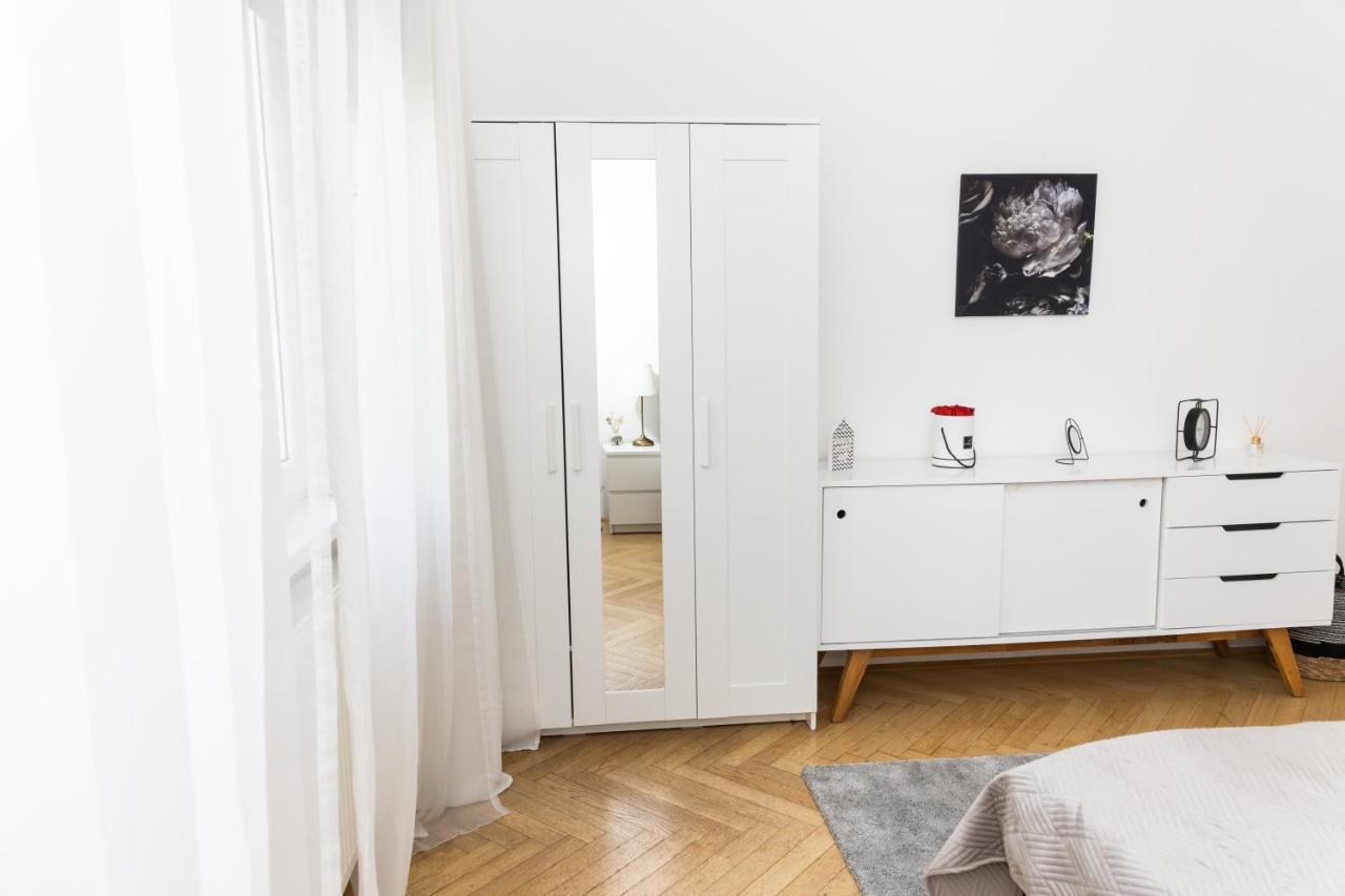 Moonlight Apartment With Porch Near Schoenbrunn And Westbahnhof เวียนนา ภายนอก รูปภาพ
