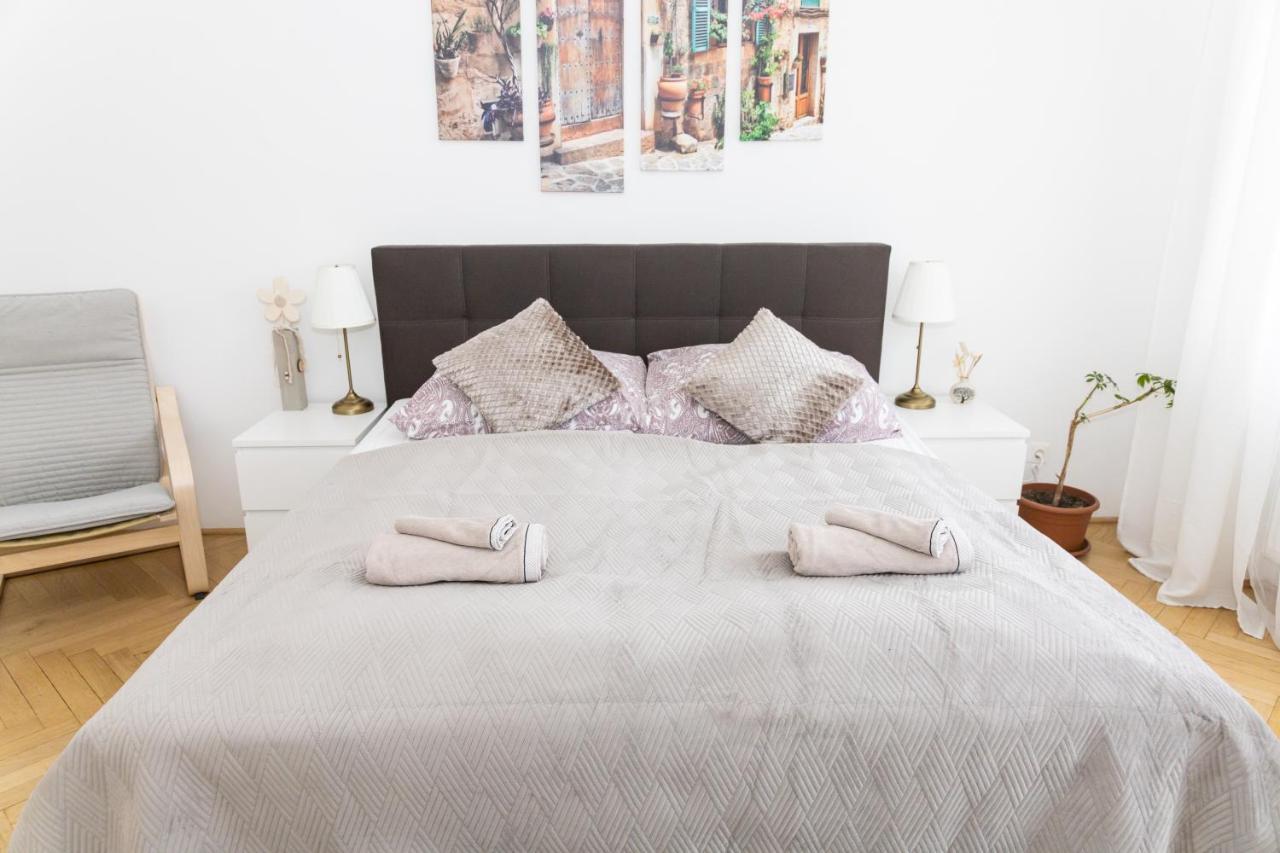 Moonlight Apartment With Porch Near Schoenbrunn And Westbahnhof เวียนนา ภายนอก รูปภาพ