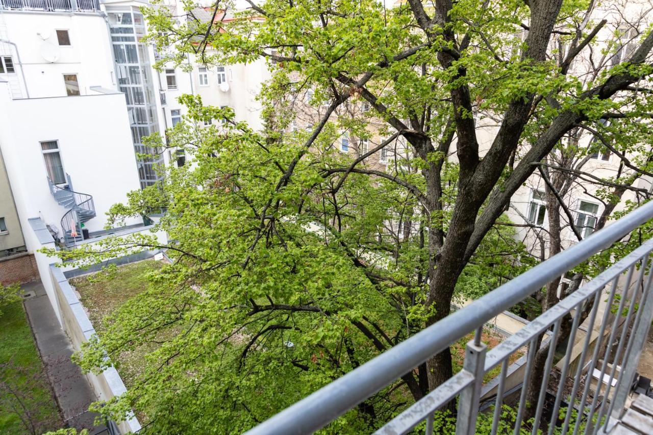 Moonlight Apartment With Porch Near Schoenbrunn And Westbahnhof เวียนนา ภายนอก รูปภาพ